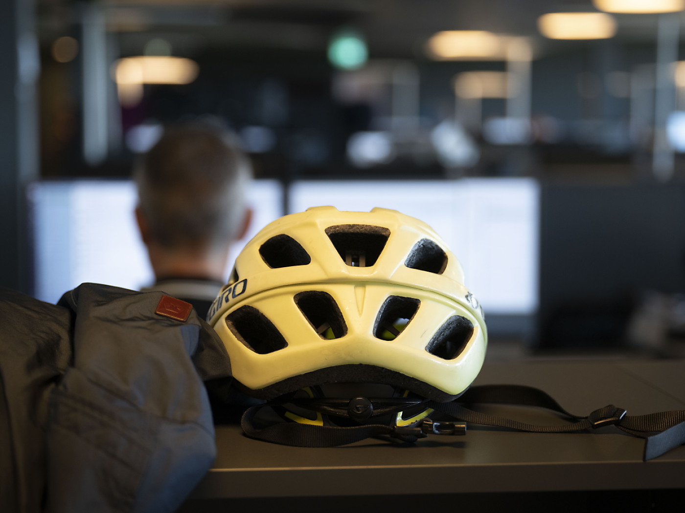 casco da bici su un tavolo