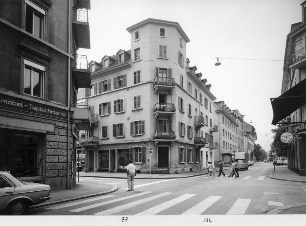 L’édifice de l’Ankerstrasse 114, situé près du quartier chaud de la Langstrasse à Zurich, avant sa rénovation. Un appartement de 3,5 pièces du nouvel immeuble est actuellement proposé au prix de 4650 francs par mois sur une plateforme de location.