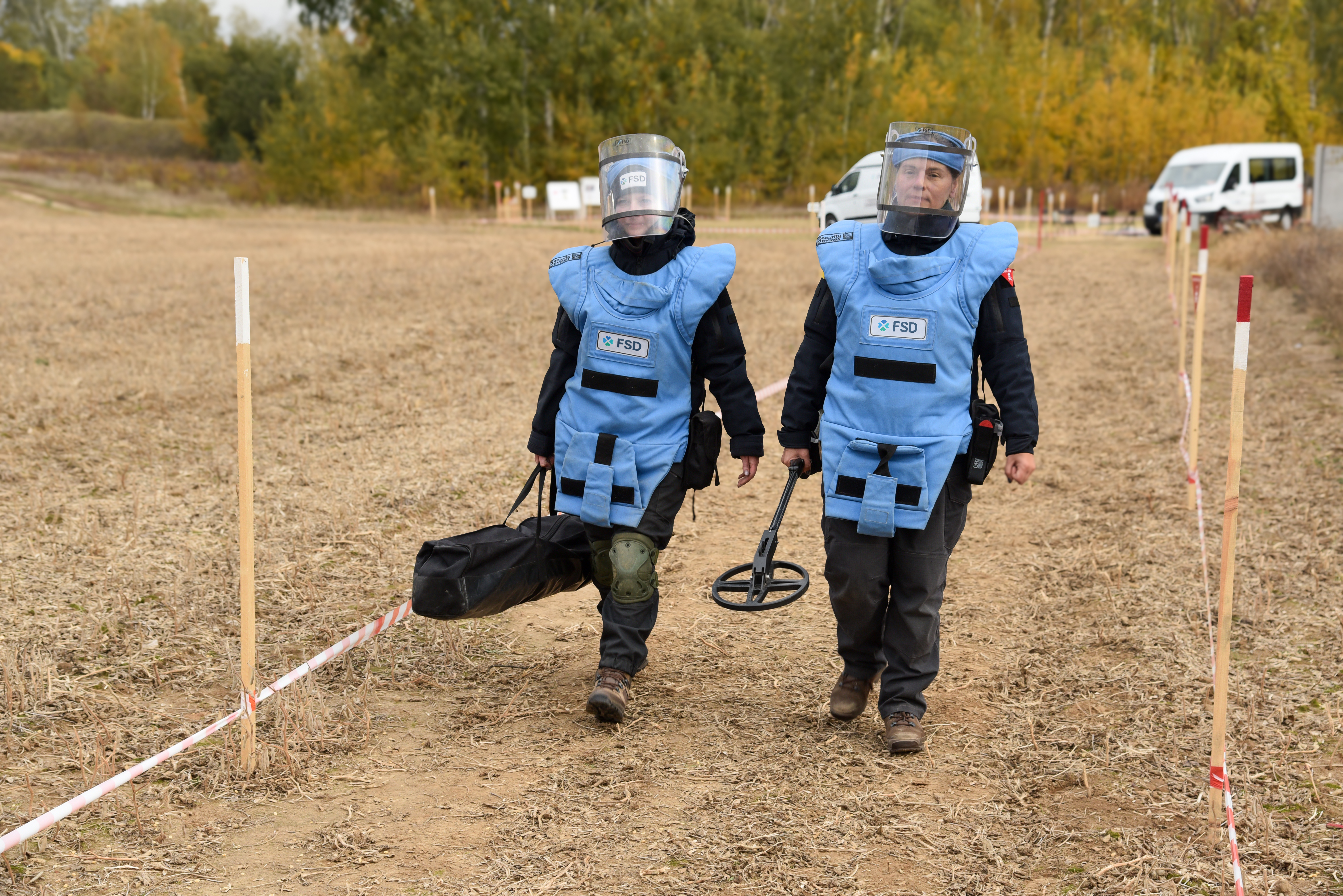 persone con equipaggiamento per sminamento