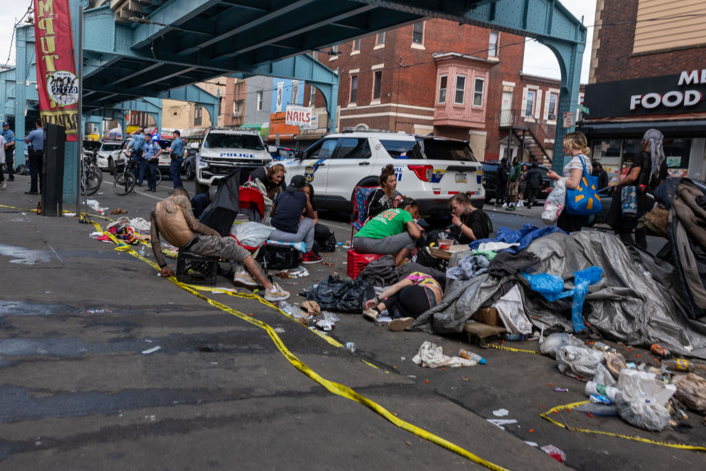 La ville de Philadelphie entame un nettoyage longtemps attendu de la zone à forte criminalité et consommation de drogue. La police ferme une partie de Kensington Avenue pour démanteler un camp de sans-abri. La crise des opioïdes sévit depuis des années dans le quartier, qui est devenu ce que beaucoup considèrent comme le plus grand marché de la drogue à ciel ouvert de la côte est des États-Unis.