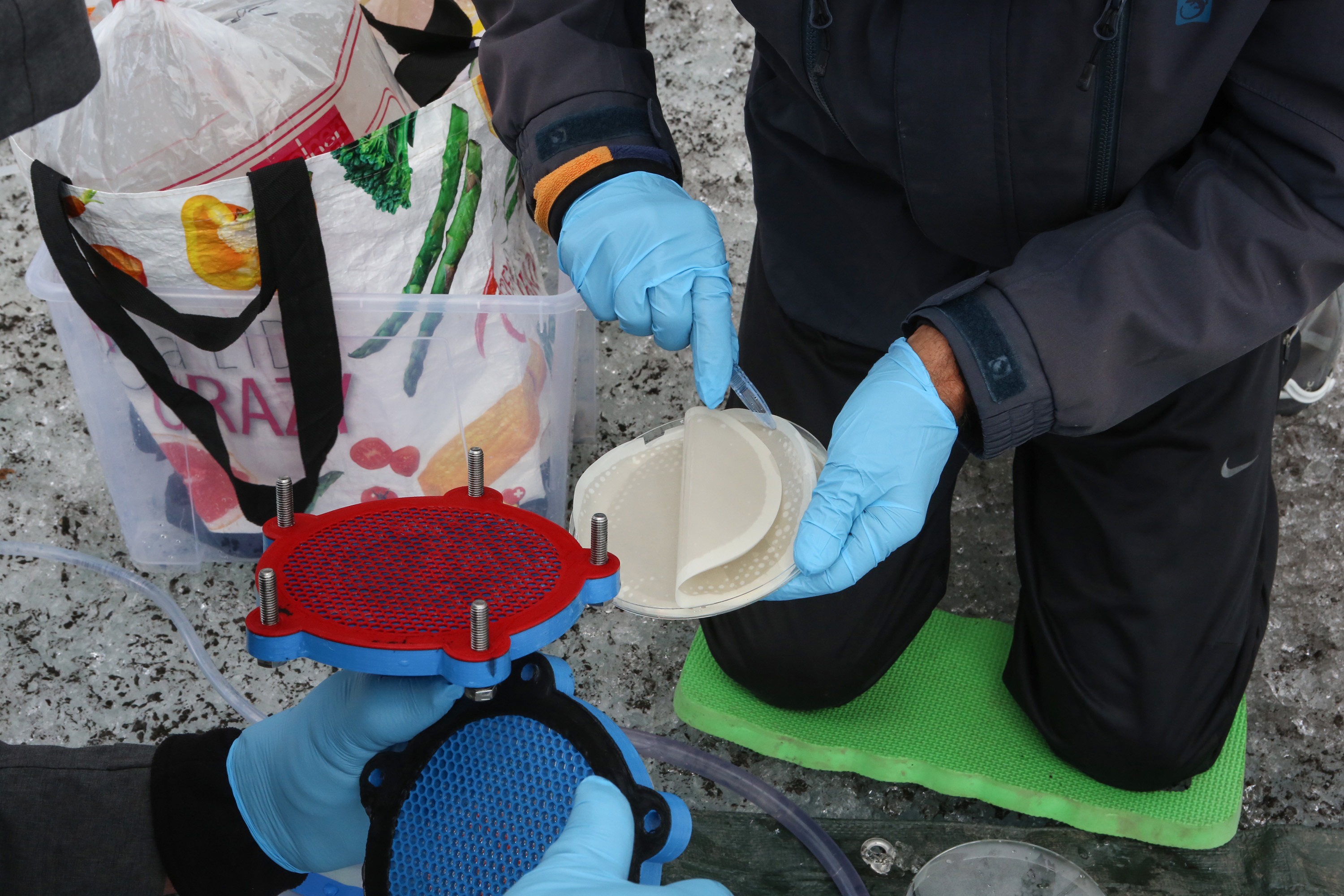 The filter retains micro-organisms in the meltwater of the glacier.