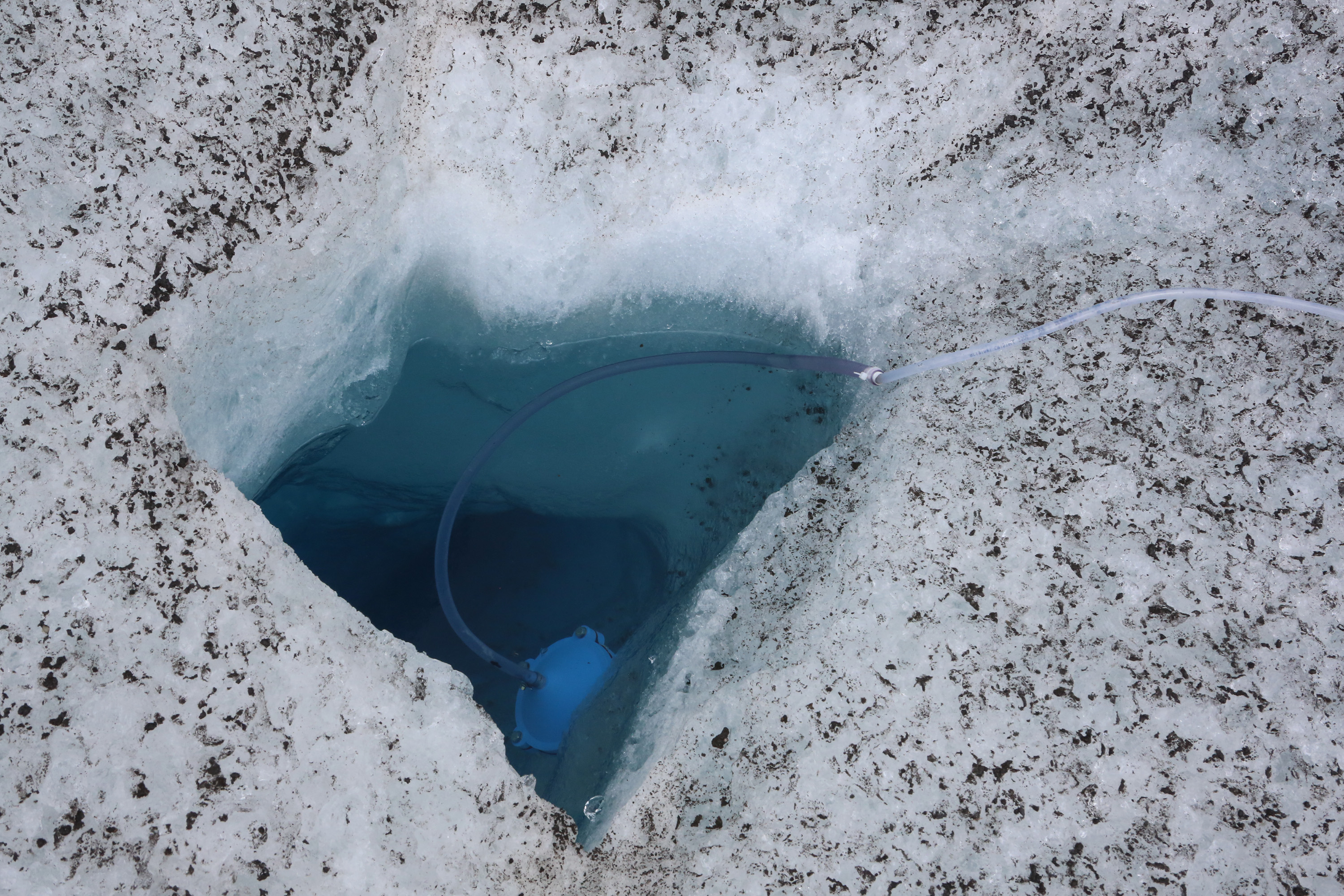 Una bomba filtra el agua de deshielo del glaciar. Luigi Jorio / swissinfo.ch