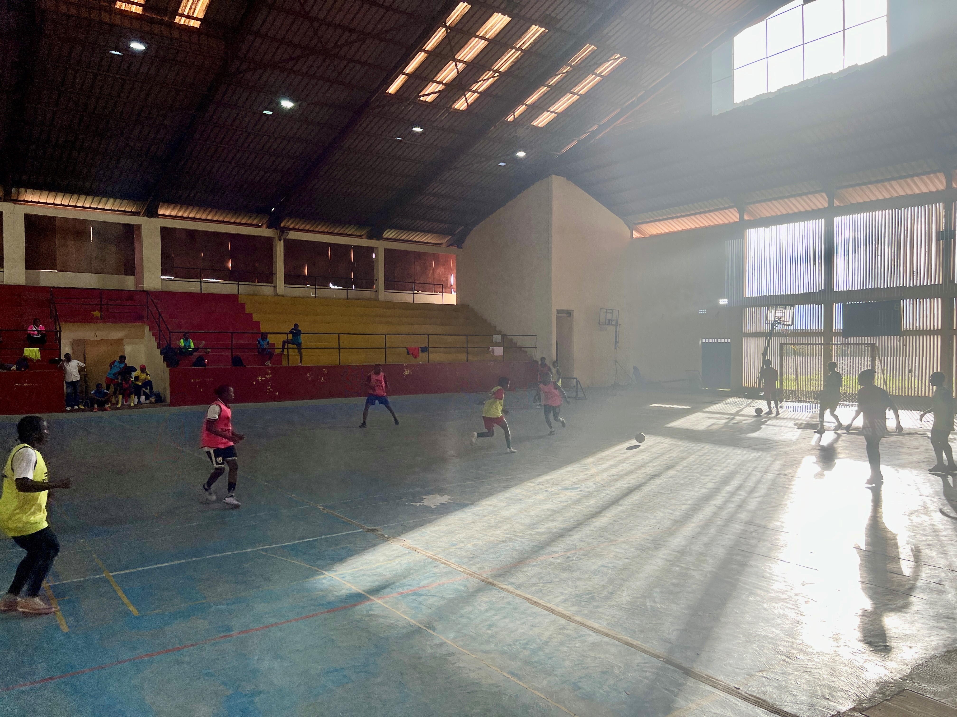 Les joueuses du club de première division Éclair football filles de Sa'a s'entraînent dans une salle du Palais omnisports de Yaoundé, septembre 2024.