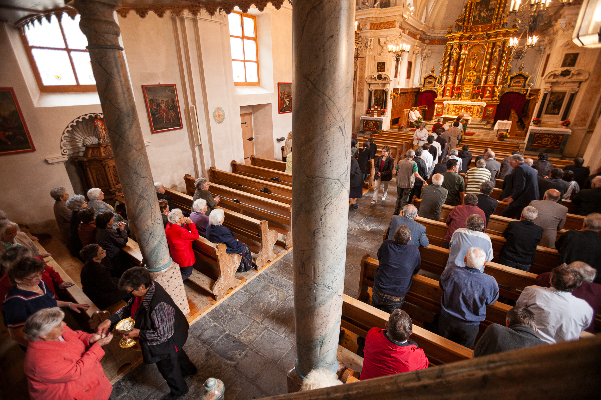 Katholischer Gottesdienst in einer Kirche