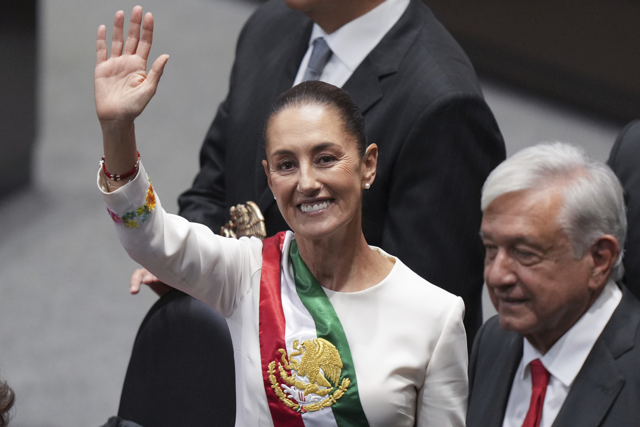 Mulher com uma faixa presidencial