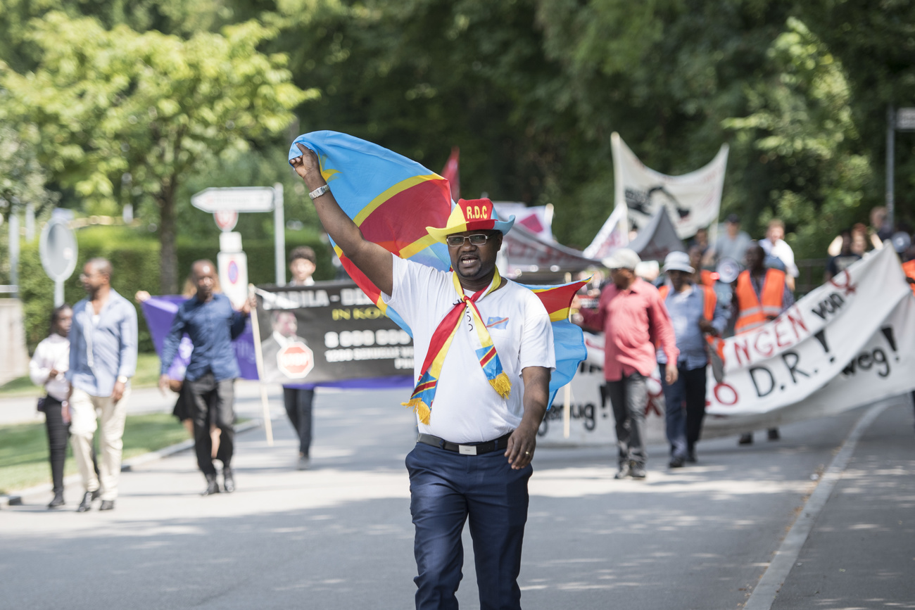 Los negocios de Glencore en la RDC han provocado protestas a lo largo de la última década. En esta imagen, personas de la RDC y otros países protestan frente a la sede de la multinacional Glencore, en Zug, Suiza, el 23 de julio de 2018.