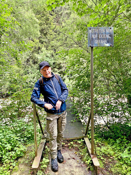 Thomas Widmer im Walt vor einer Brücke