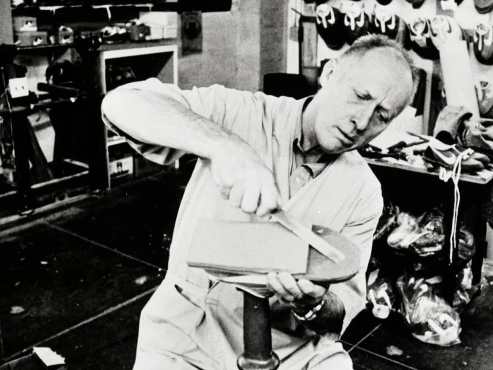 Bill Bowerman est considéré comme le premier designer de Nike. Il est ici dans son atelier, en 1980.