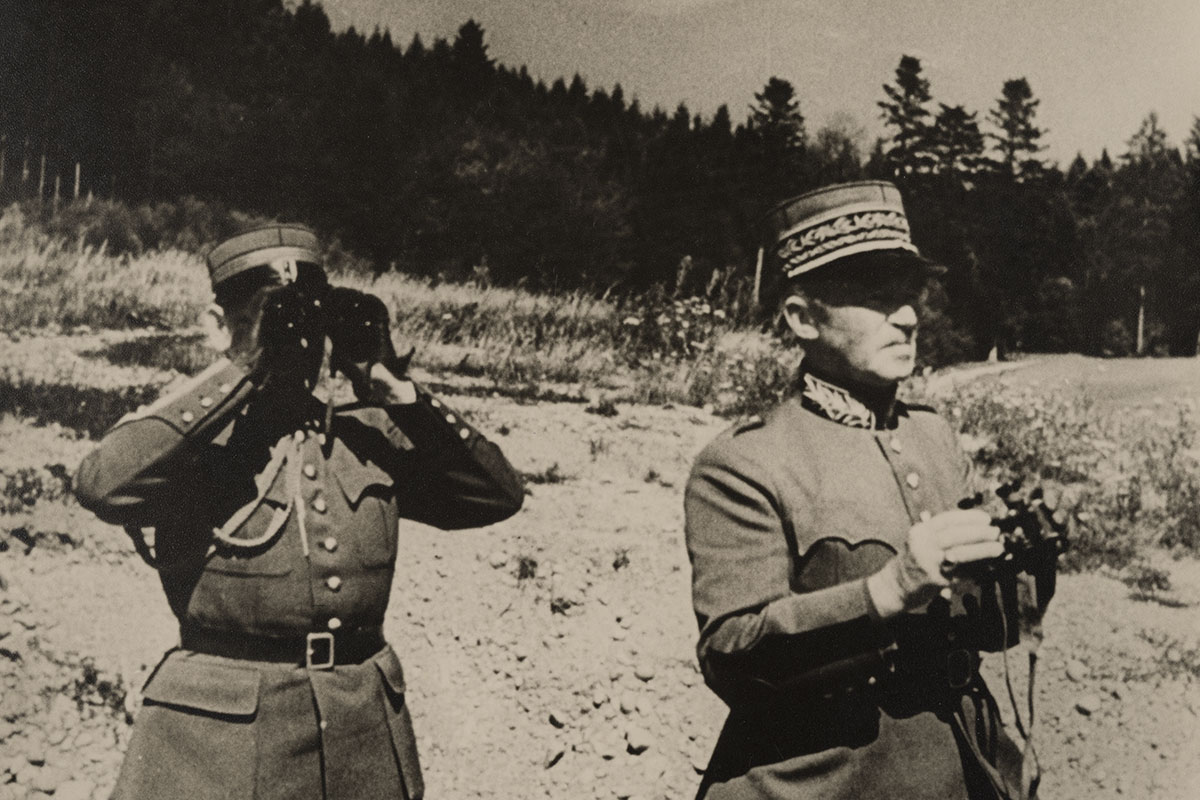 Foto em preto e branco exibindo dois militares