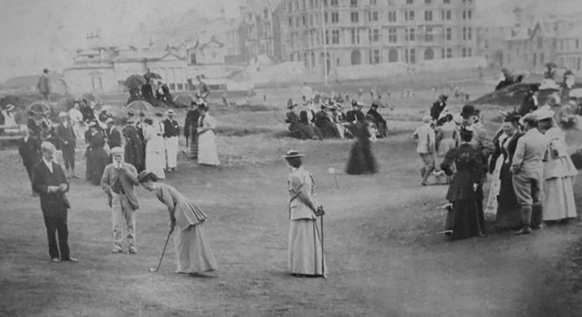 Frauen spielen Minigolf, hostorische Aufnahme