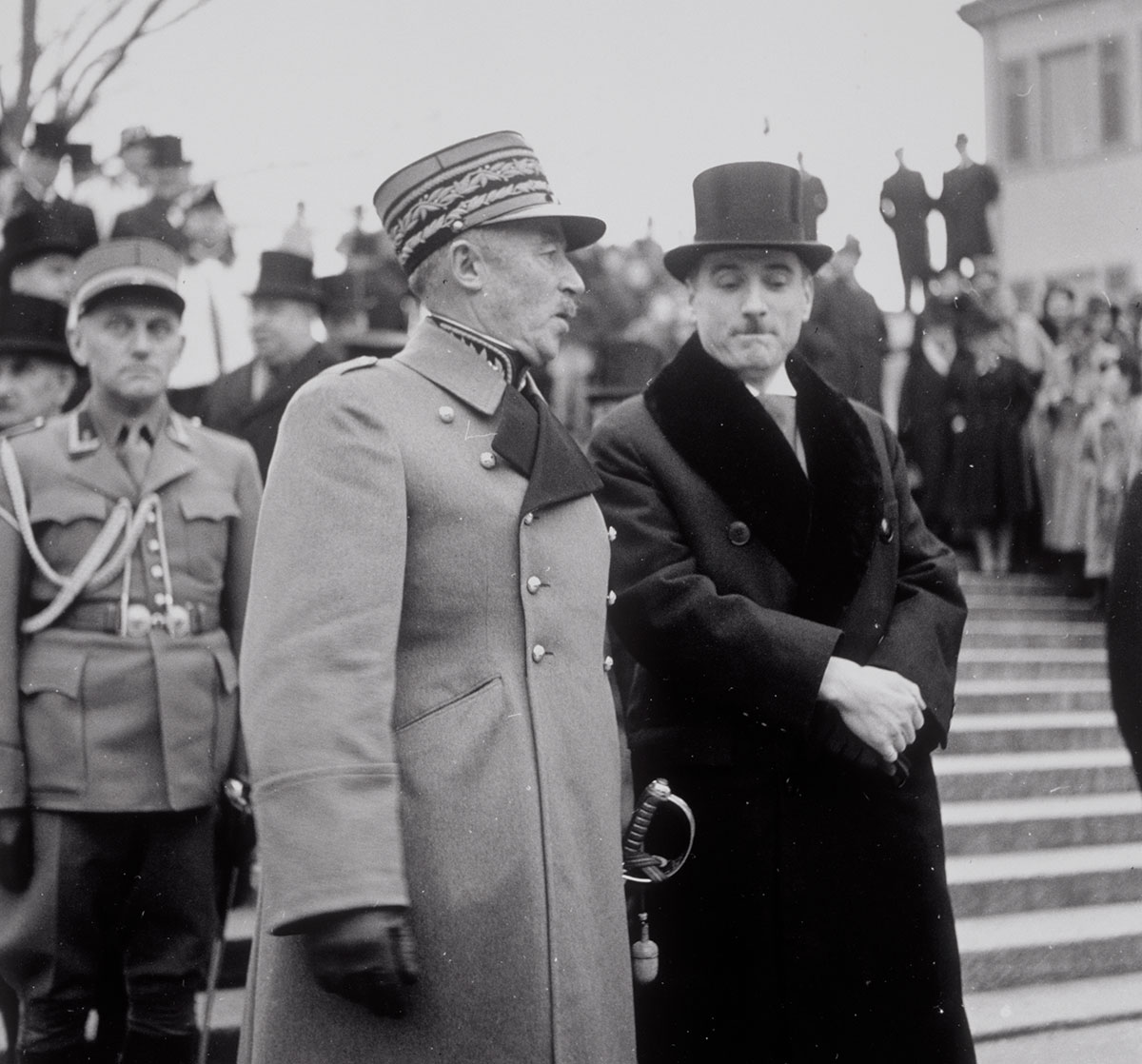 Le général Guisan et un conseiller fédéral.