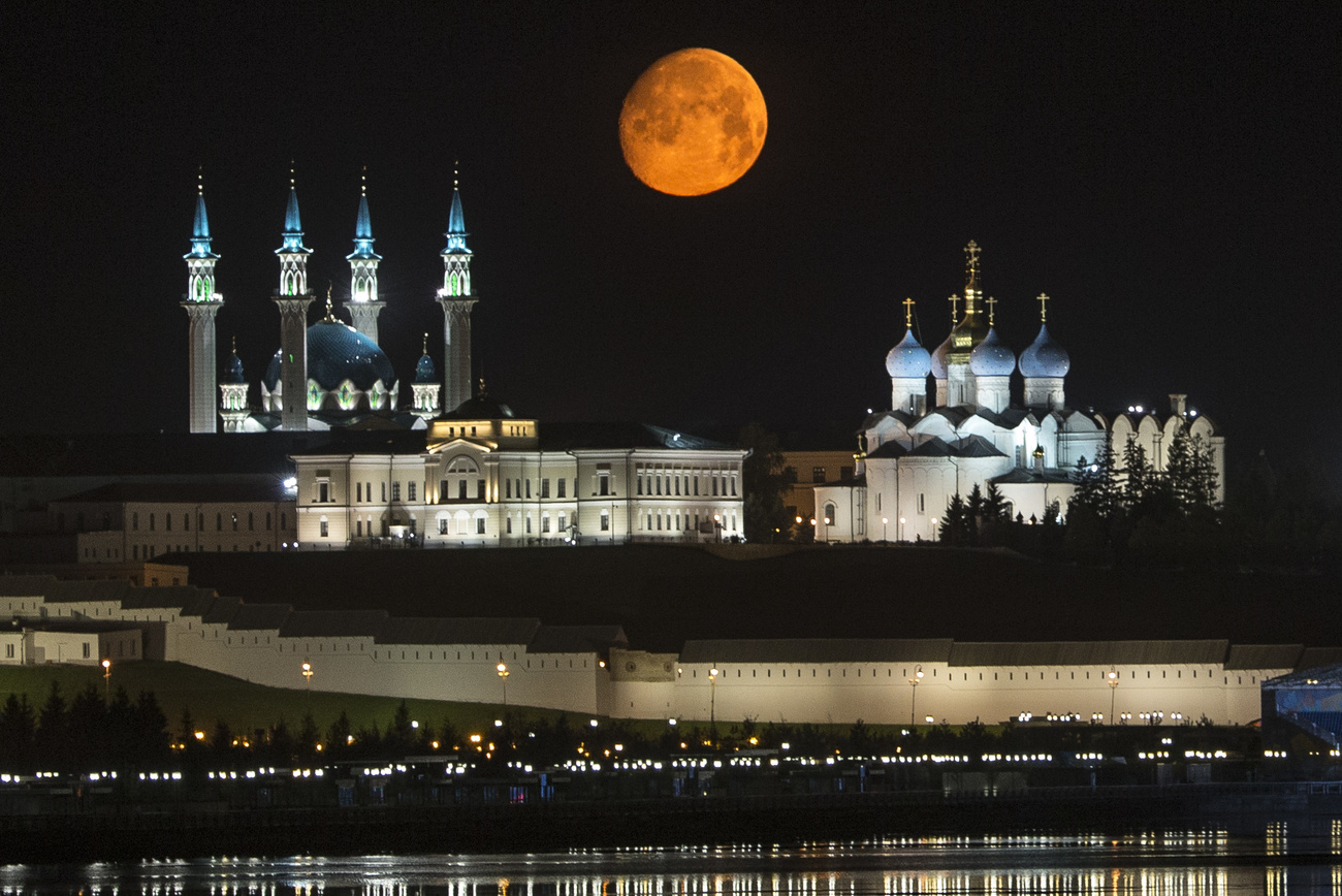 Мечеть и церковь: Казань ночью при луне.