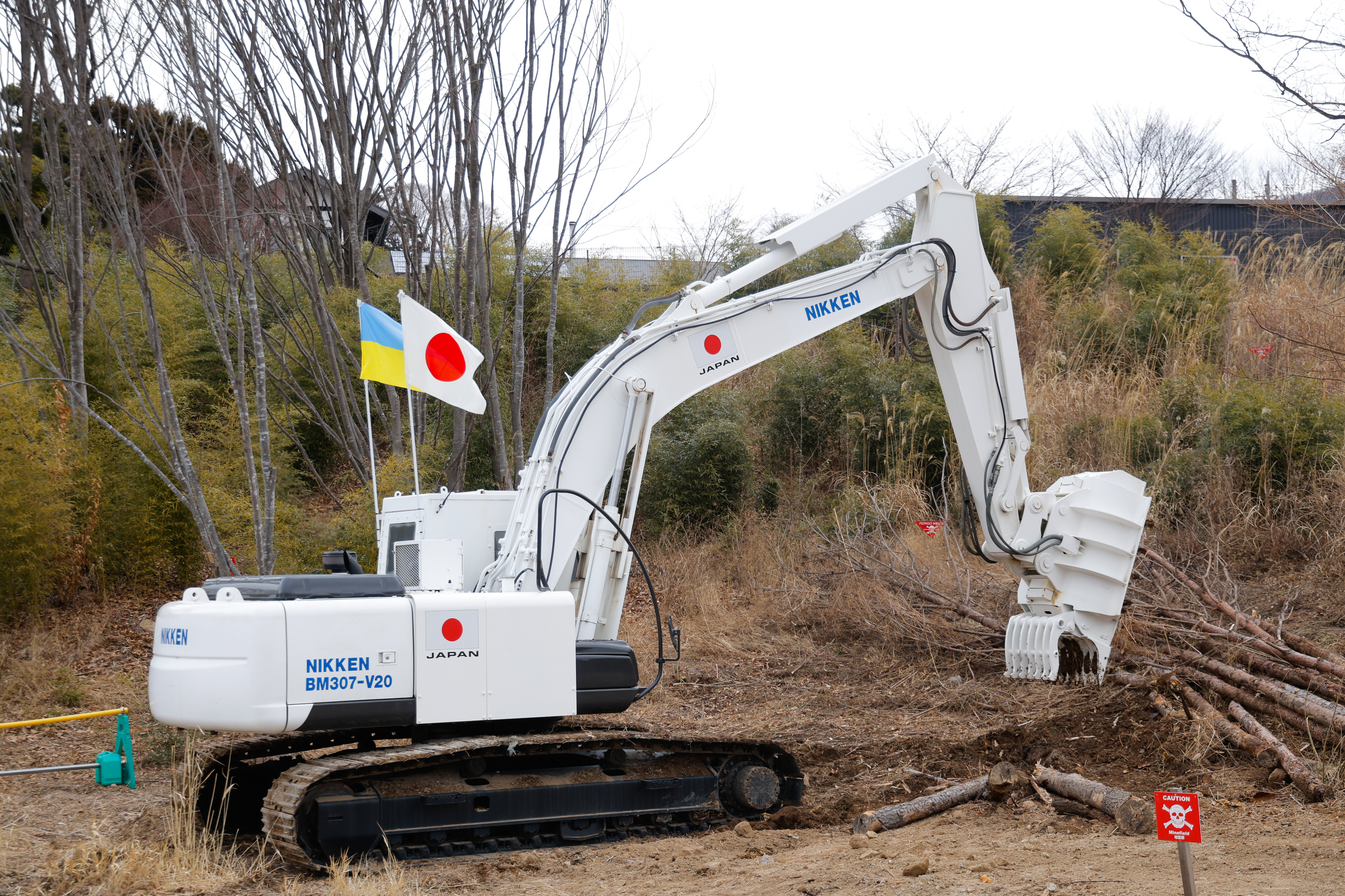 Nikken's excavator-type demining machine. provided to Ukraine by the Japanese government. It is already in use in mine-buried areas in Ukraine.