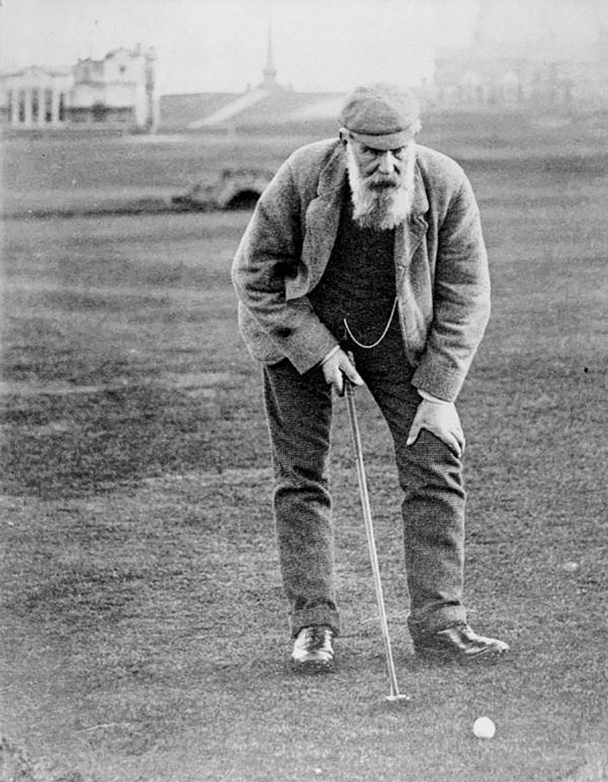 MAnn mit Bart auf einem Golfplatz, historische Aufnahme