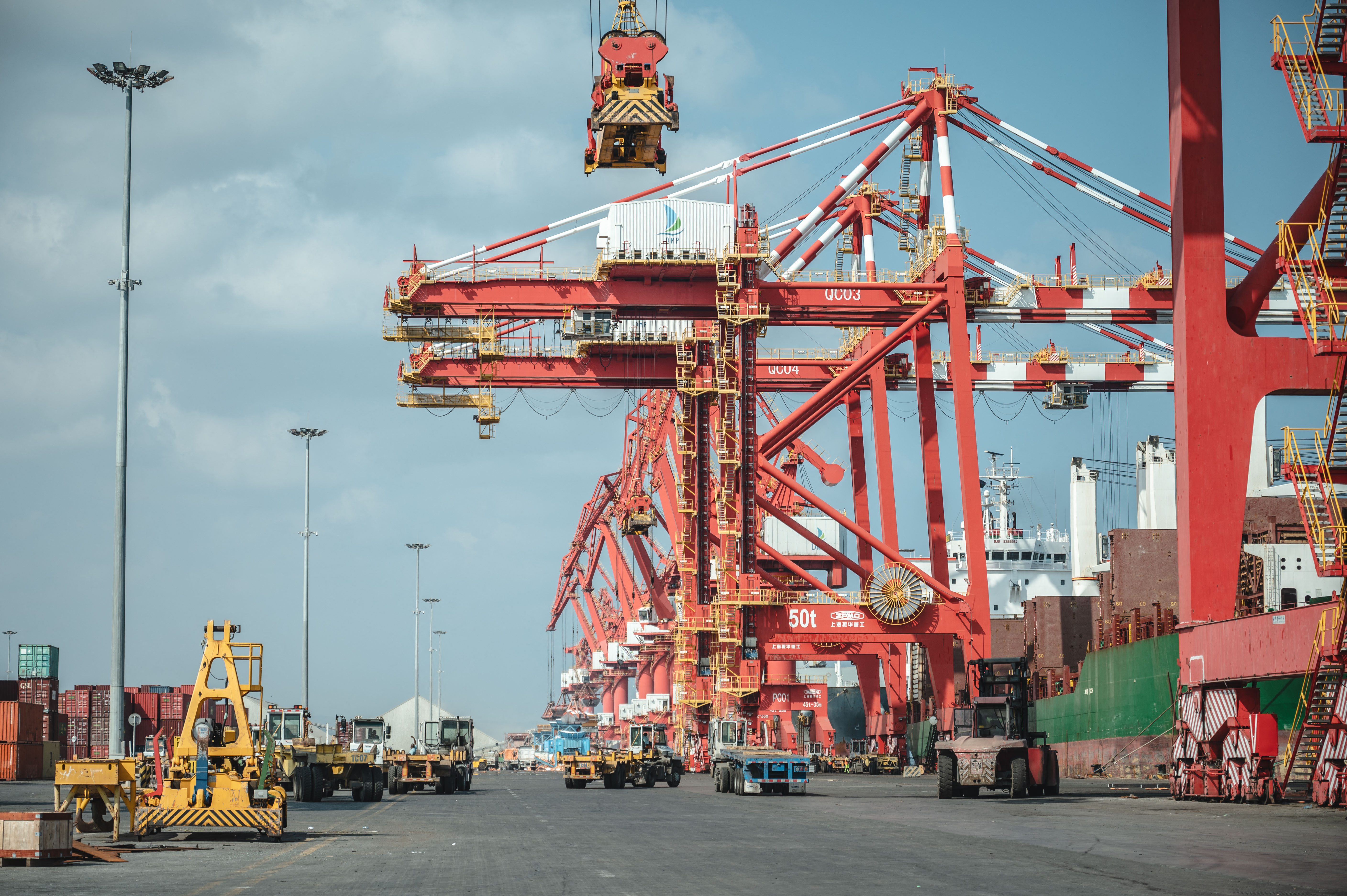 The Doraleh multipurpose port, built by Chinese companies and opened in 2017, has improved competitiveness and cargo handling revenues in Djibouti.