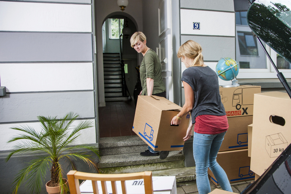 Umzug ins Ausland: Diese zwei Frauen packen mit an