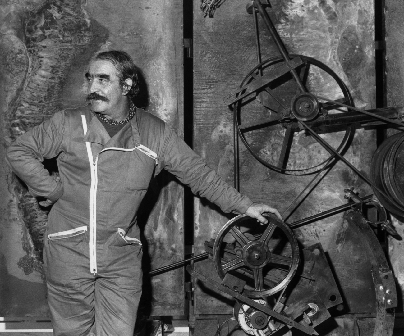 Jean Tinguely posa na galeria suíça Bruno Bischofberger, em Zurique, em setembro de 1979.