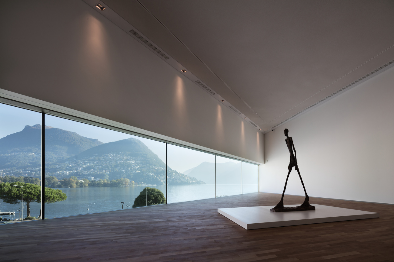 statua in una sala che sia affaccia sul lago