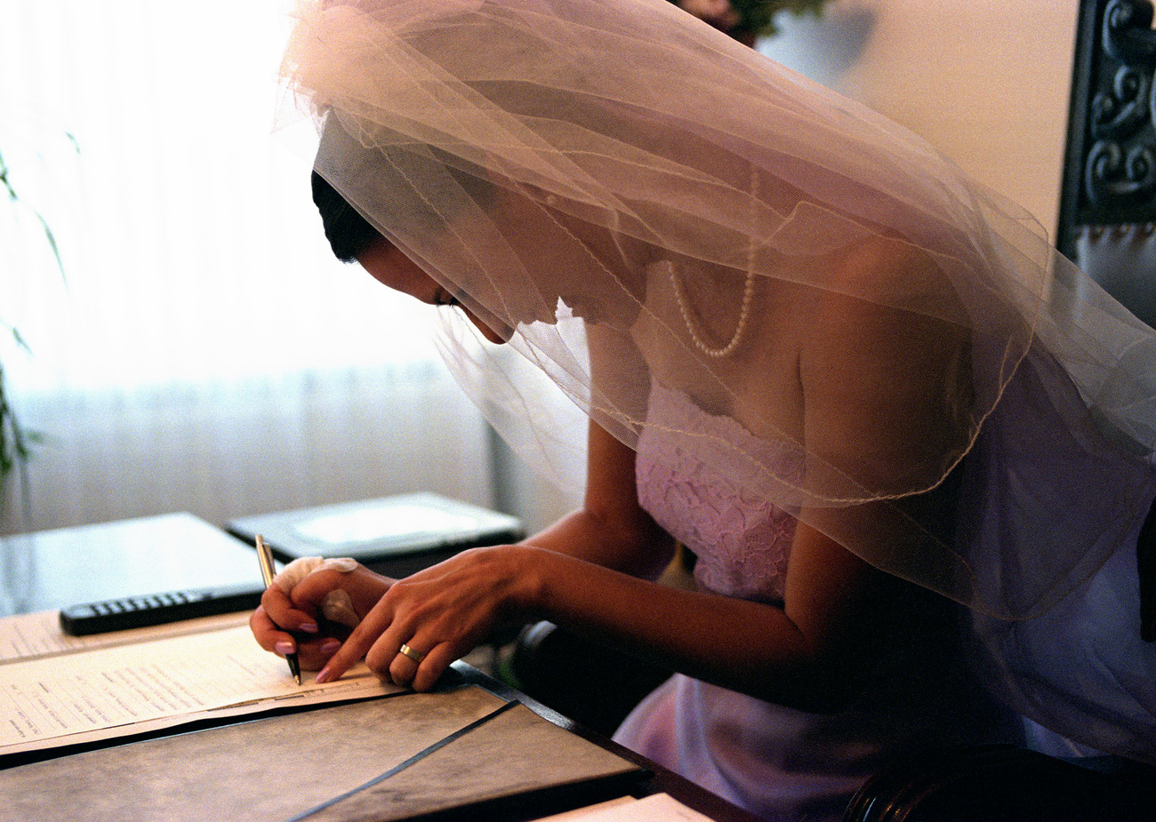 bride signing a piece of paper