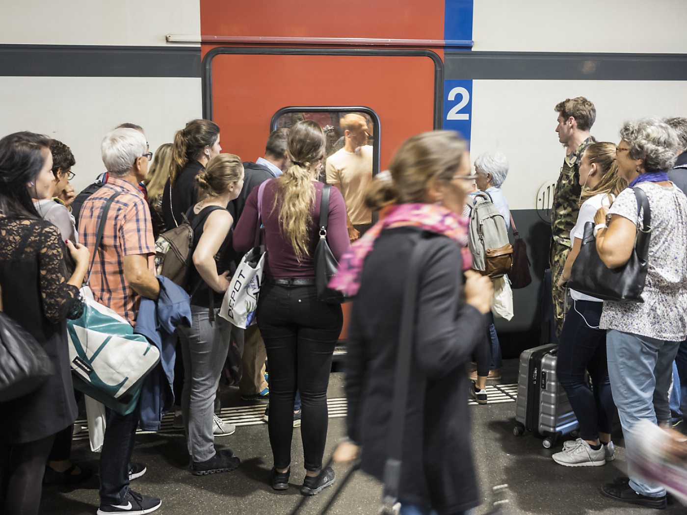 persone davanti a un treno