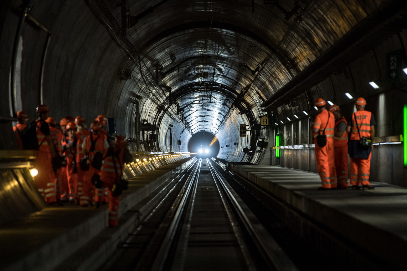 Operai all'interno del tunnel del San Gottardo nel 2018.