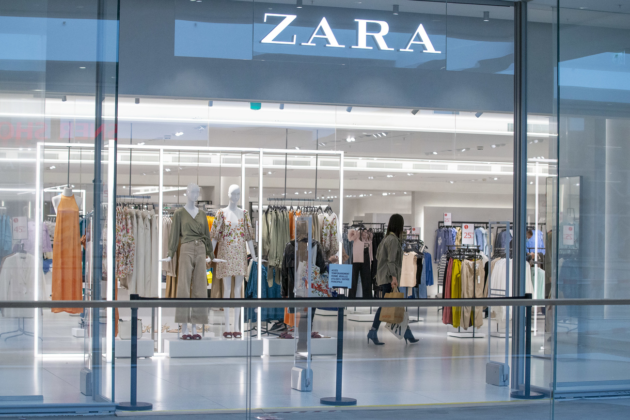 Zara es una marca de moda rápida reconocida por ofrecer ropa asequible y actualizada rápidamente, pero su modelo de negocio ha sido objeto de críticas por fomentar el consumo desmedido y contribuir a la contaminación ambiental y a la explotación laboral en algunas de sus fábricas.