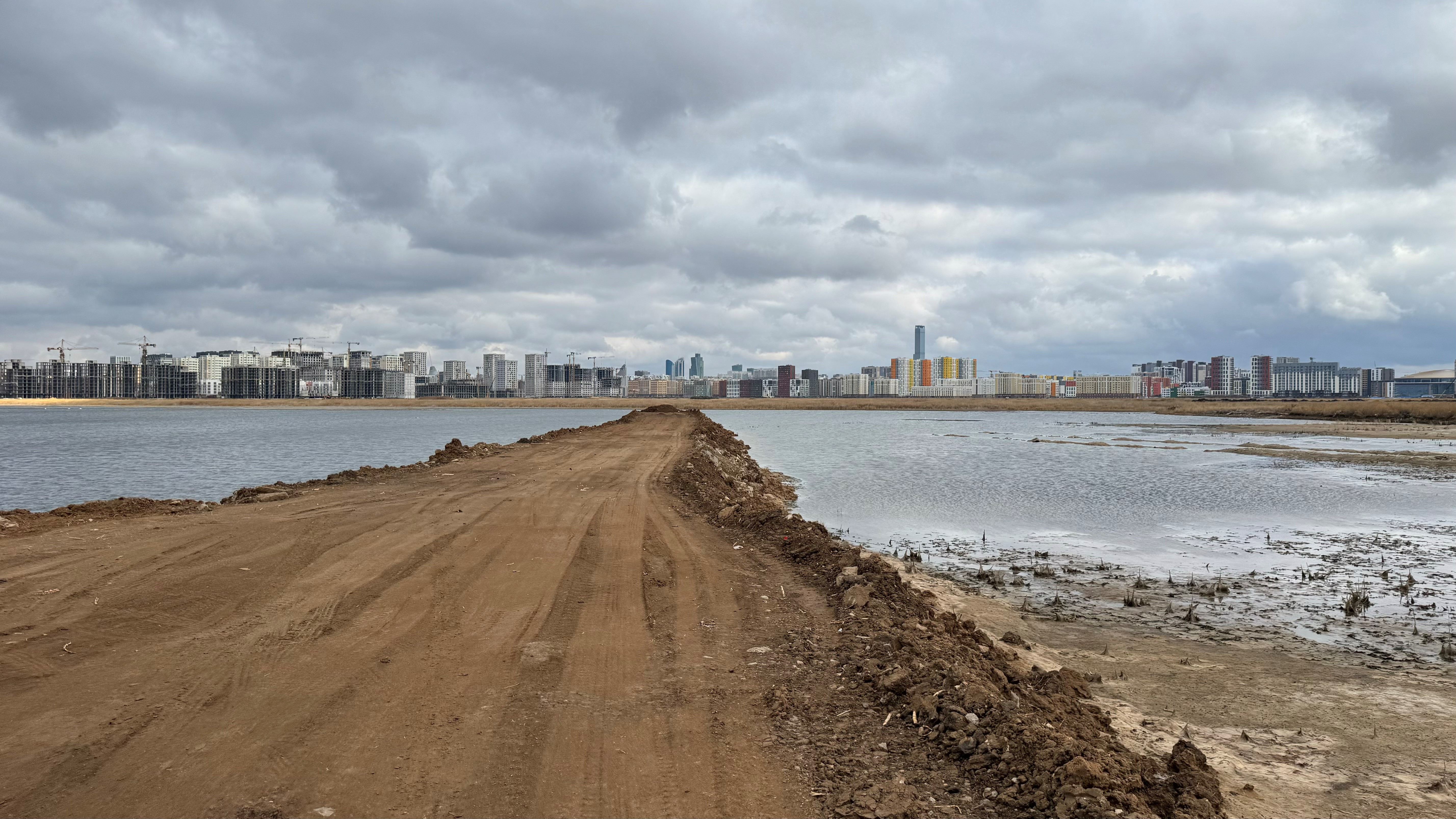 Eine von Baufirmen in den Taldykol-See hineingebaute Strasse in Astana. Es ist der letzte noch weitgehend intakte See.