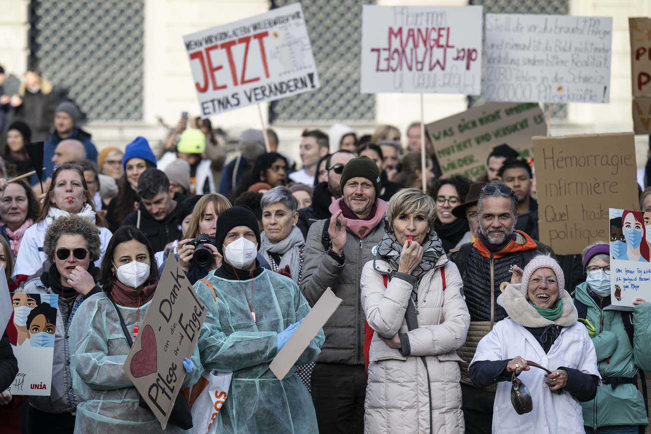 persone che manifestano