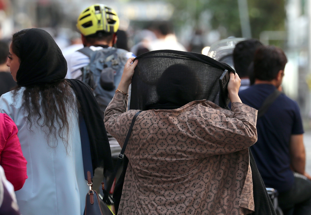 donna si mette sciarpa in testa in iran