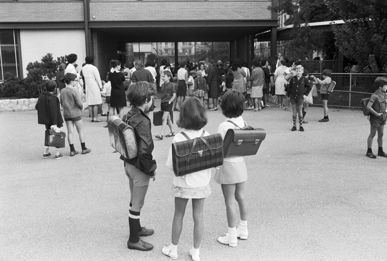 Bambini delle scuole elementari negli annim'70.