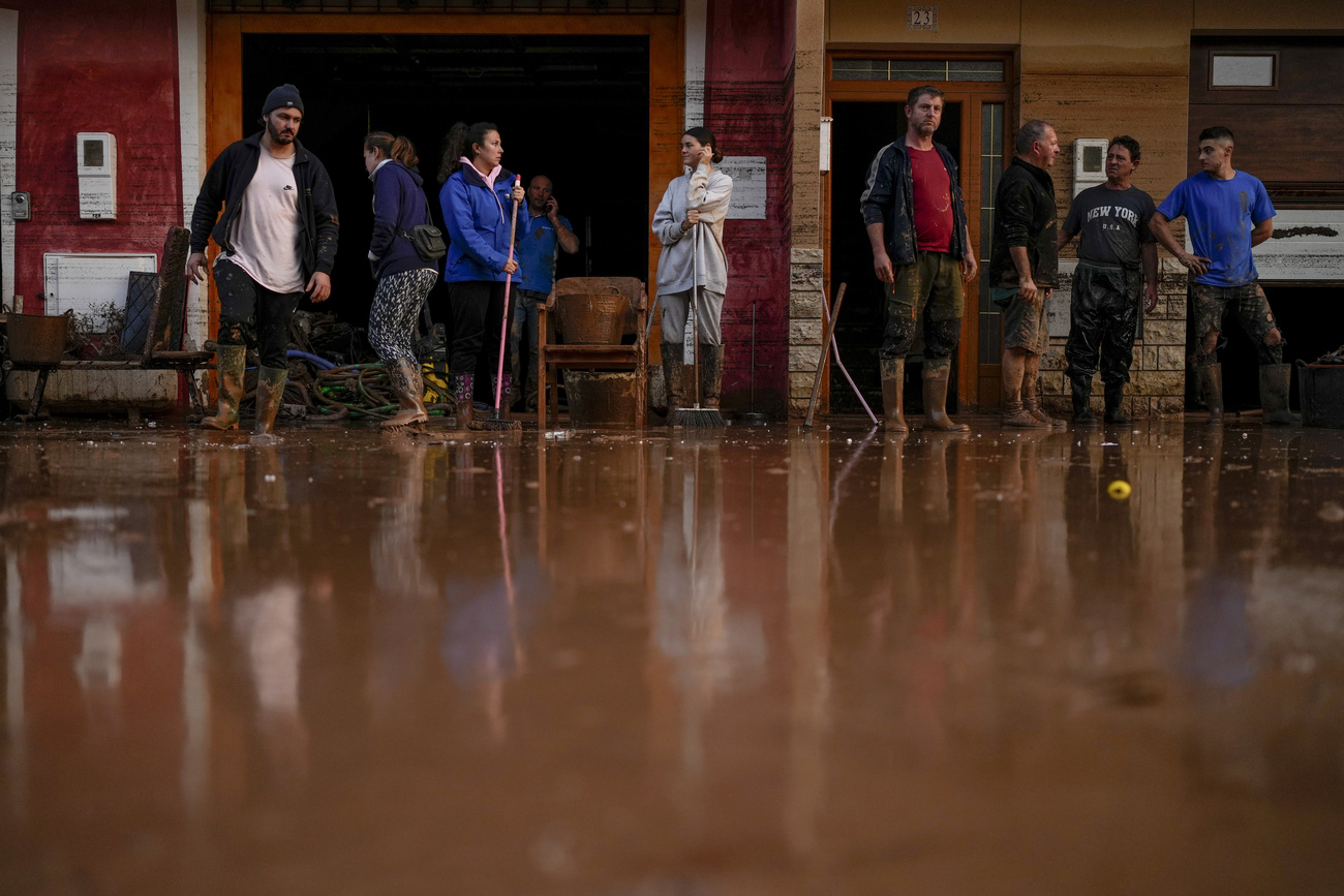 Las personas limpian sus casas afectadas por las inundaciones.