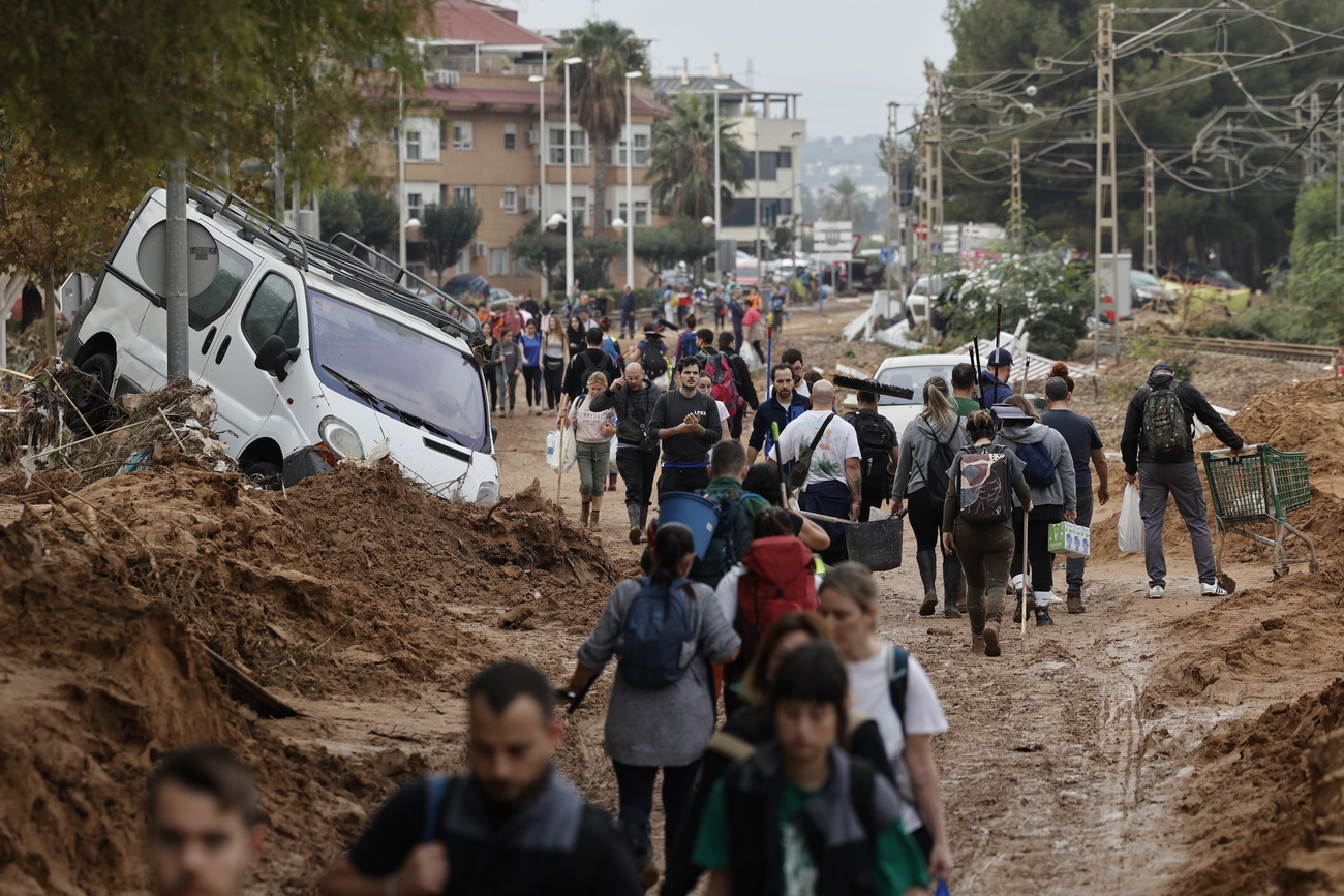 El vecindario trata de recuperar la normalidad en las zonas afectadas por la DANA en la provincia de Valencia.