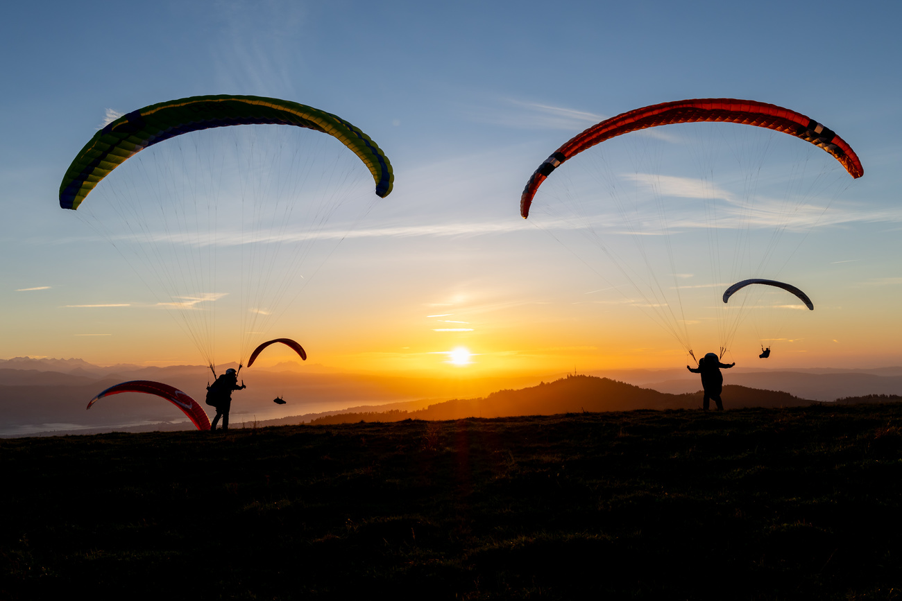 parapendisti al tramonto