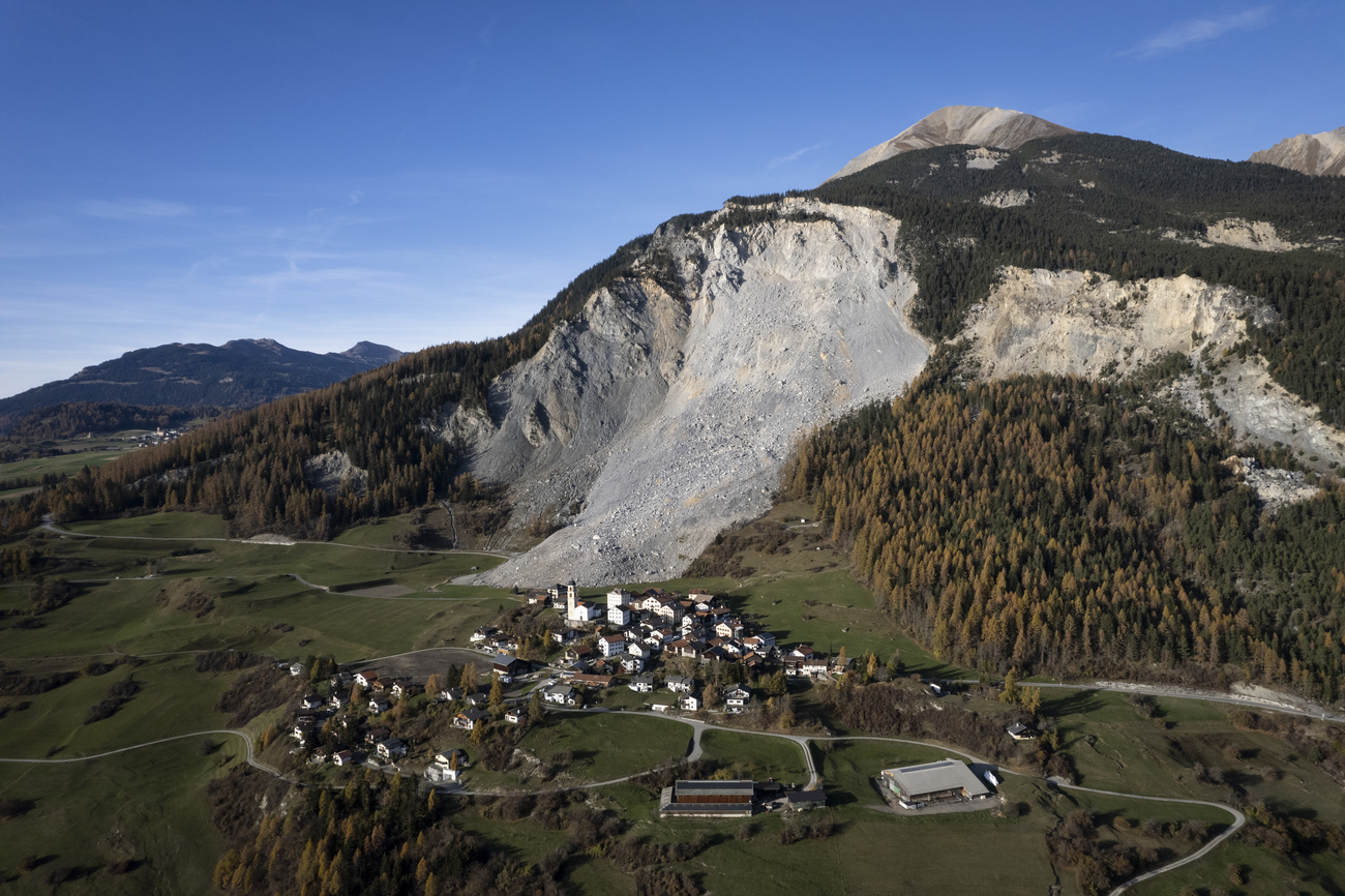 Picture of a village and a mountain in the background