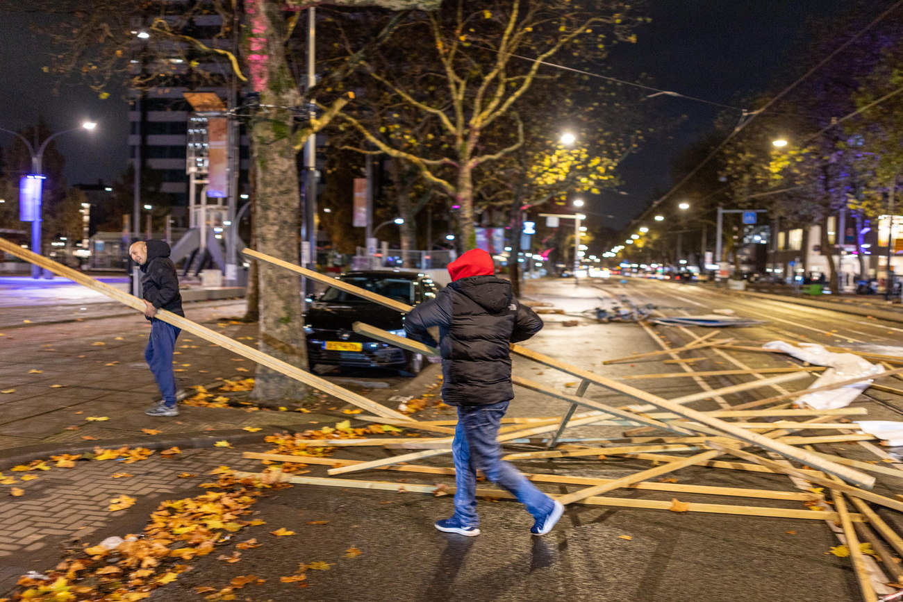 amsterdam gente che trasporta pezzi di legno