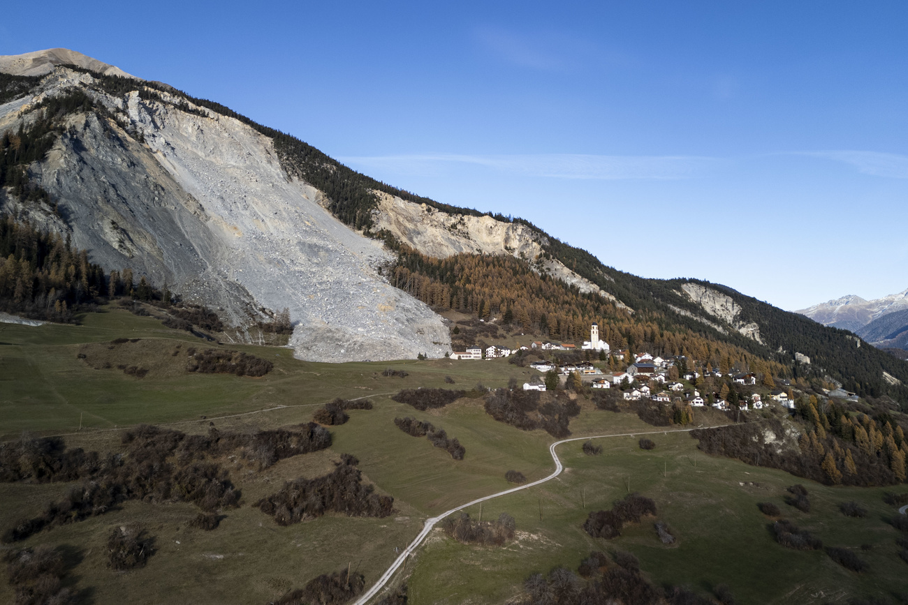 Il villaggio di Brienz con la frana caduta nel 2023.