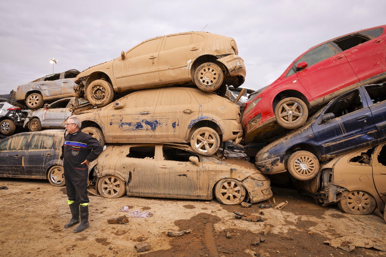 carcasse di auto l'una sull'altra