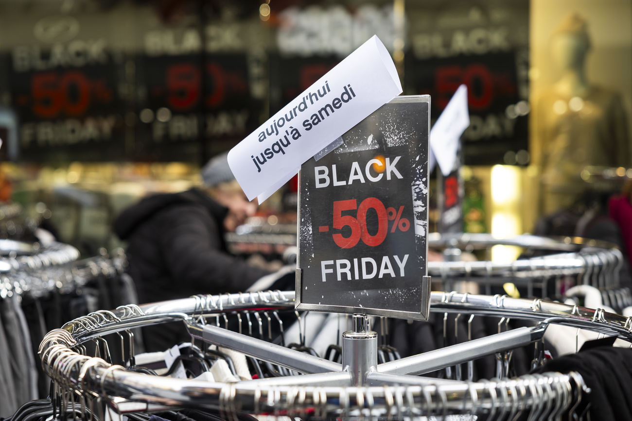 black friday plakat auf einem kleiderständer