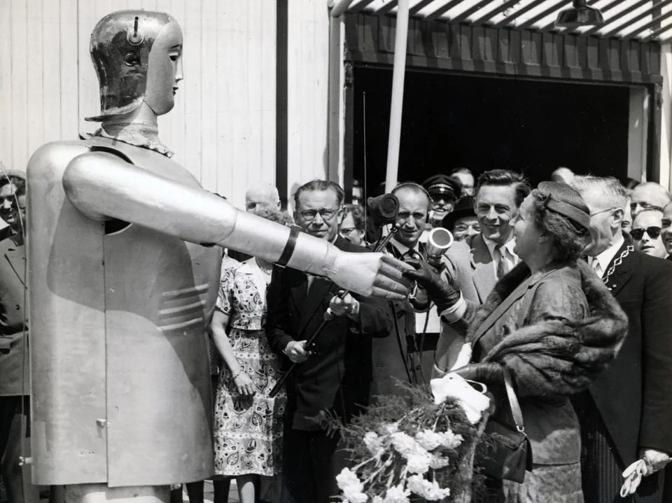 Robot Sabor from the Appenzell region travelled around the world about 100 years ago (he presents flowers to Queen Juliana of the Netherlands, 1955) ...