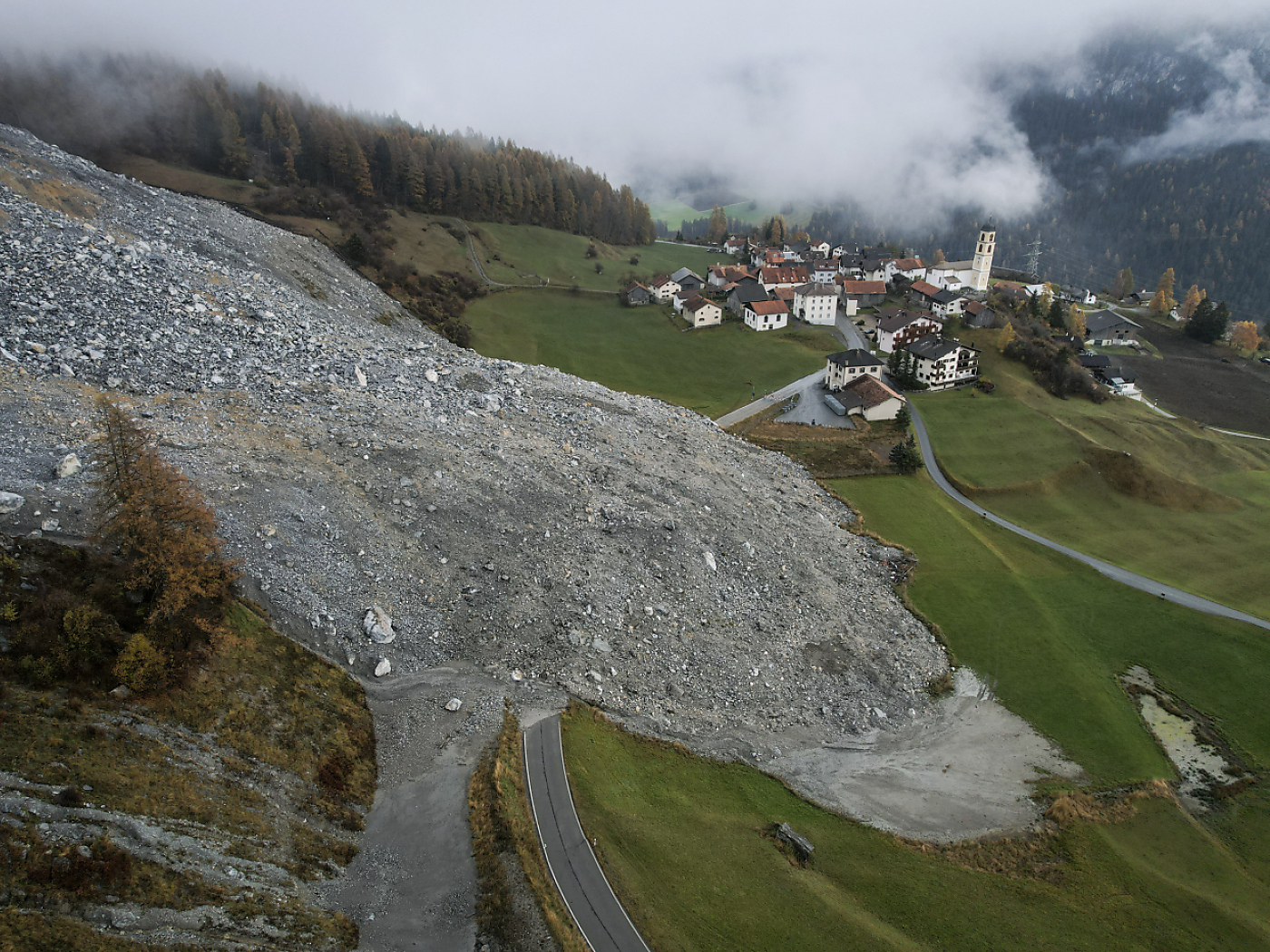 The Graubünden village of Brienz has to be evacuated by midday on Sunday