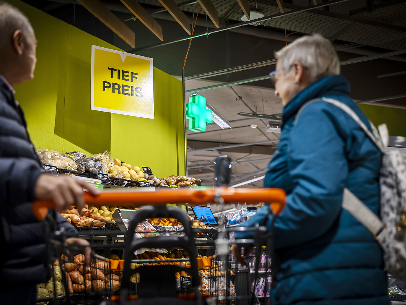 persone fanno la spesa al supermercato