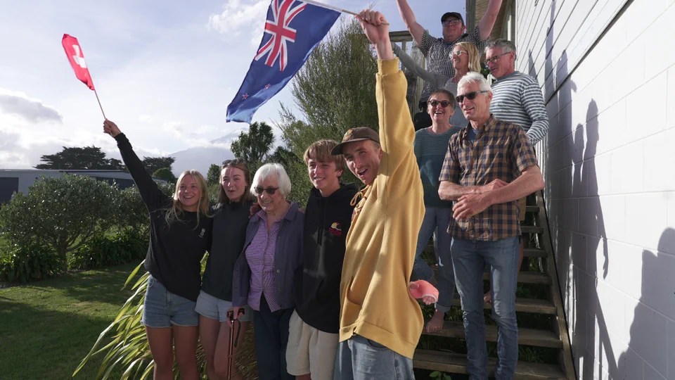 Dorothe and her husband Christian stand in the middle of the Padrutt clan. (Both with sunglasses)