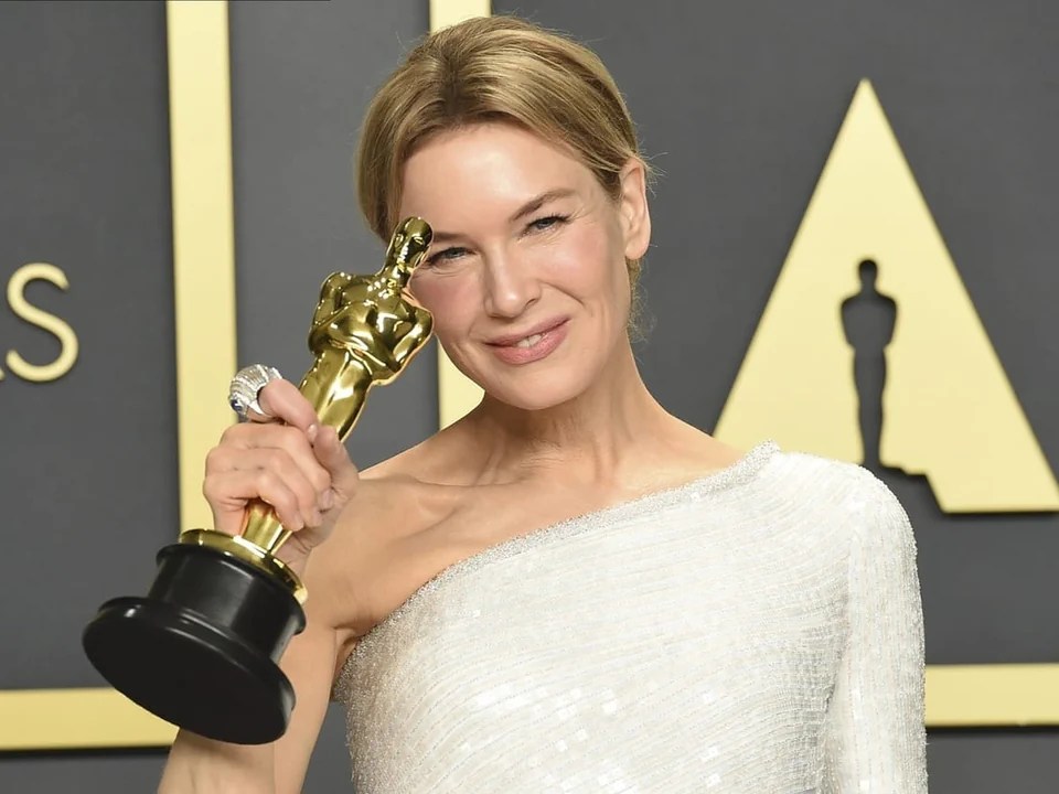 Renée Zellweger presents her Oscar. 2 / 3 Legend: Renée Zellweger's surname comes from her father Emil Erich, who originally comes from Au SG. He emigrated to the USA after the Second World War. Zellweger became world famous primarily through her role in "Bridget Jones". In 2003 she won an Oscar for her supporting role in "Cold Mountain".