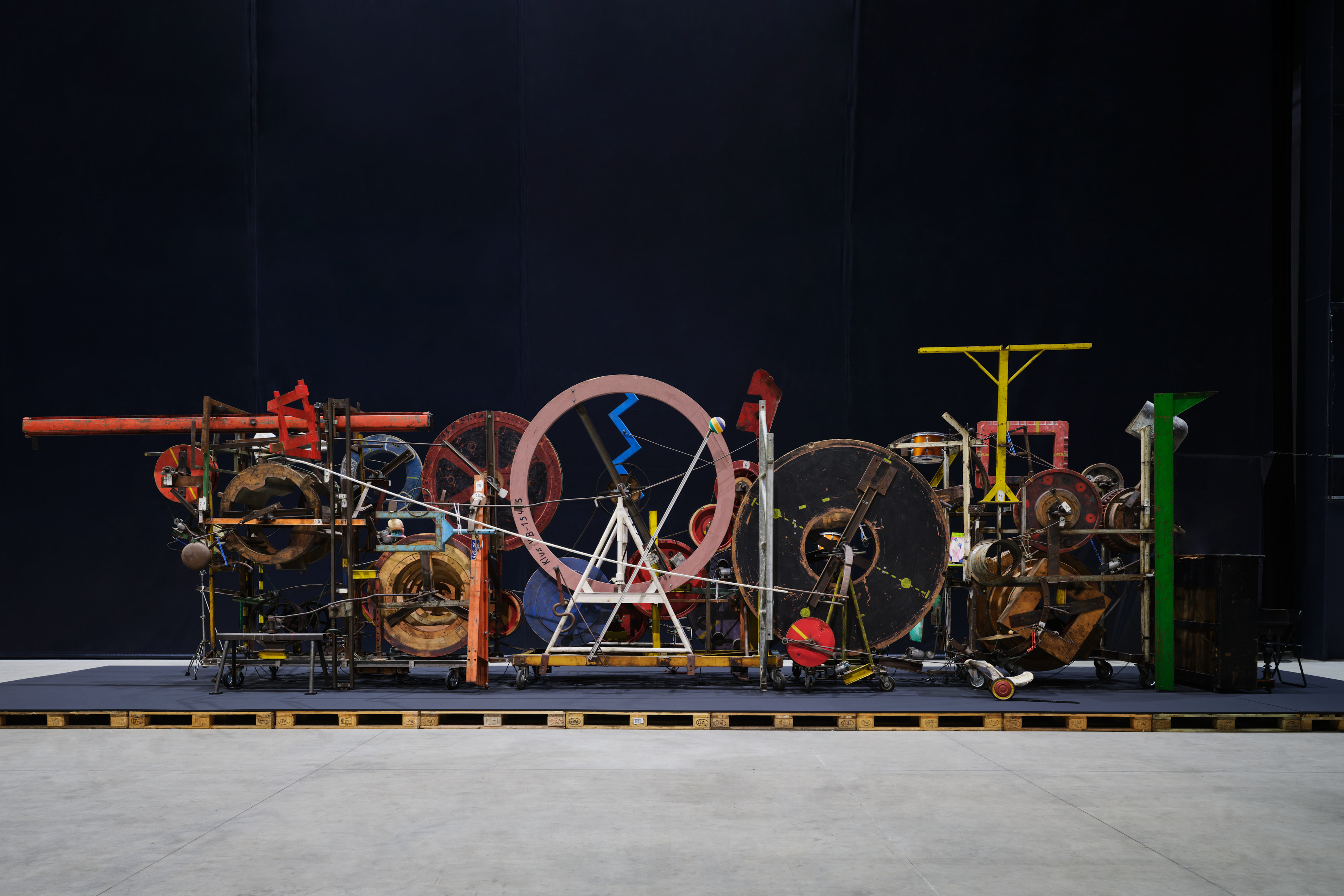 Méta-Maxi (1986), obra de Jean Tinguely em exposição no Hangar Bicocca, Milão.