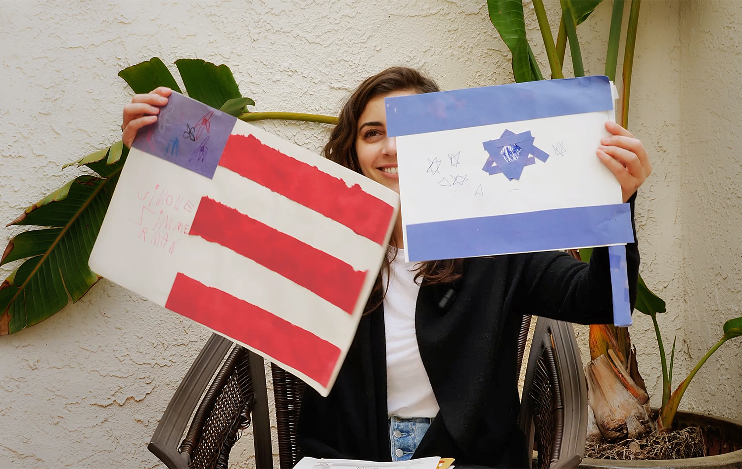 Eine junge Frau mit Israelischer und US-Flagge