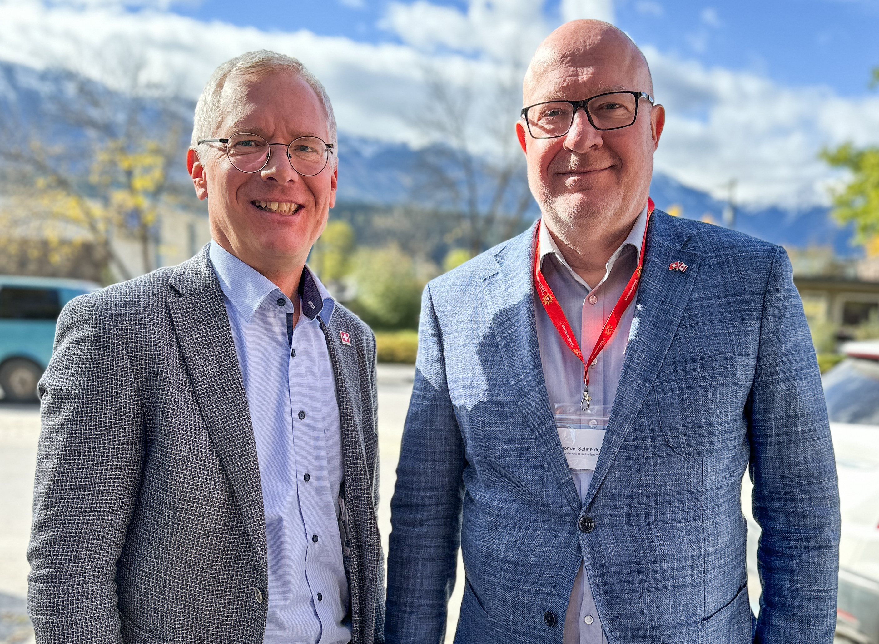 À gauche: Olaf Kjelsen, l'ambassadeur de Suisse au Canada et, à ses côtés, le consul général à Vancouver, Thomas Schneider.