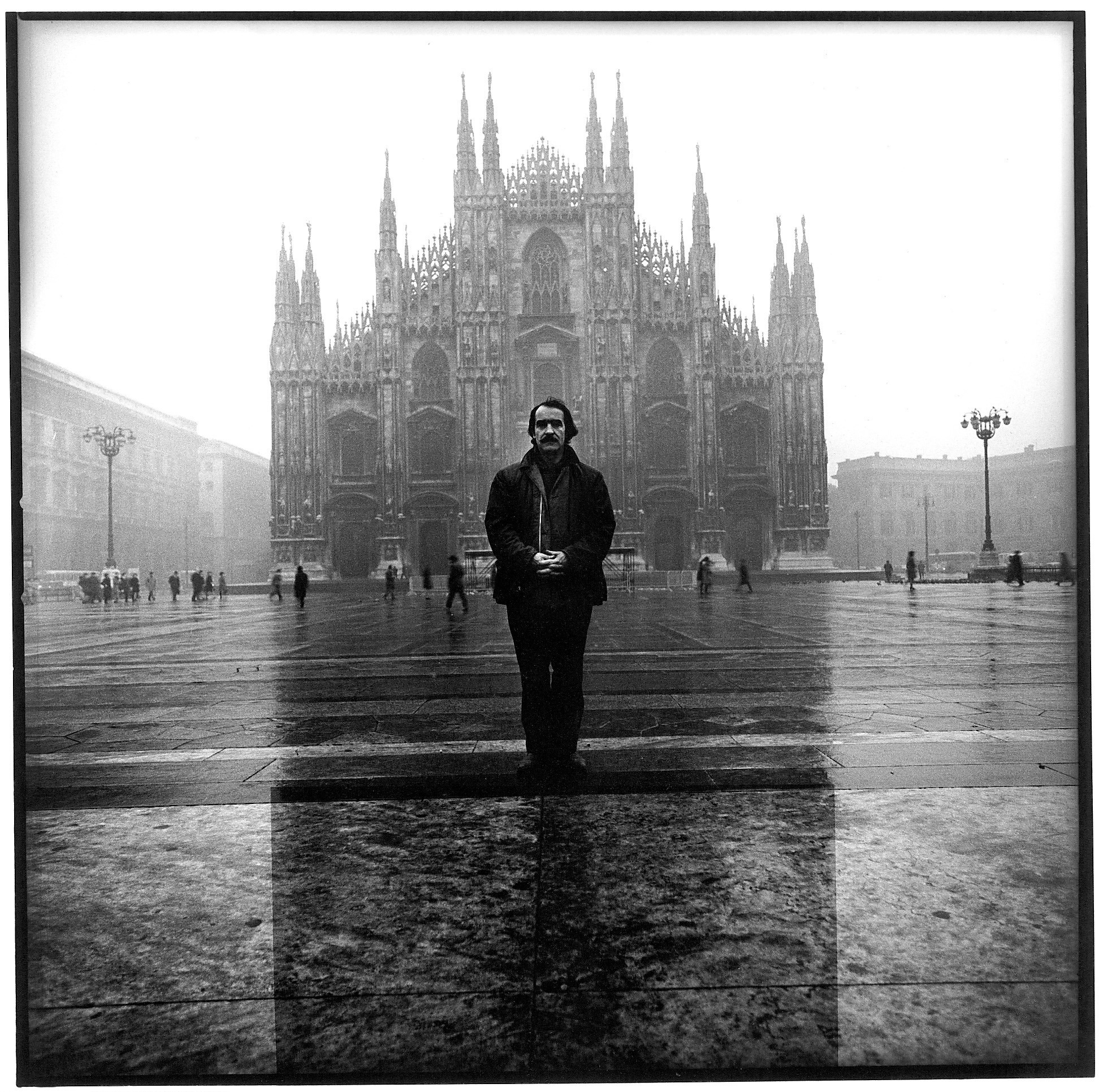 Tinguely em frente ao Duomo, a catedral de Milão, em novembro de 1971.