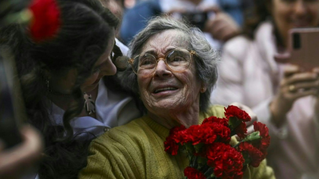 “The Lady of the Carnations”, symbol of the 1974 revolution in Portugal, dies