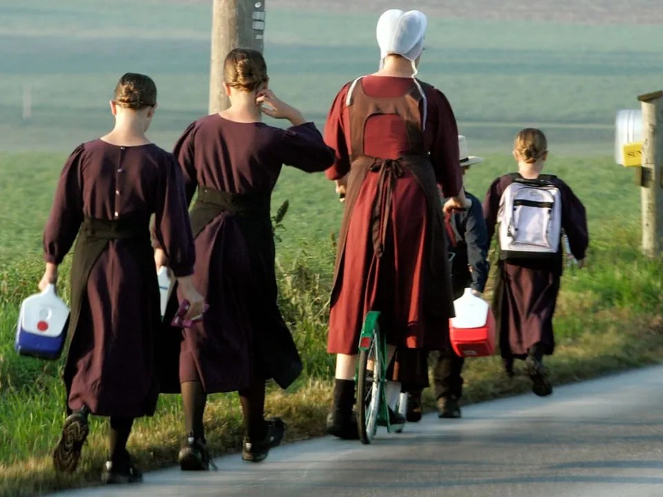 Dans de nombreuses communautés amish, les hommes portent la barbe et les femmes une coiffe.