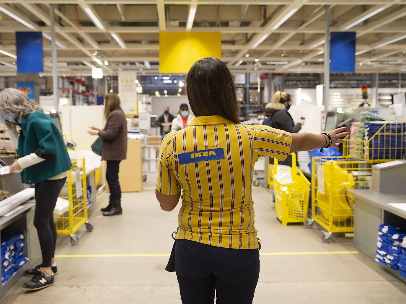 impiegata ikea fotografata di spalle